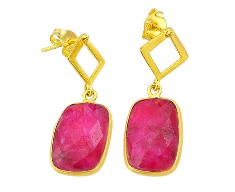 A pair of 925 silver gilt drop earrings set with faceted cut ruby, L. 2.5cm.