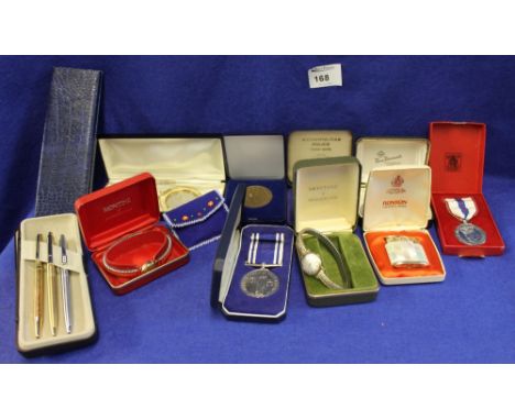 Box of assorted items to include: USA $1 key ring x2; Sheaffer cased fountain pen, the nib marked: 14k; Accurist lady's wrist