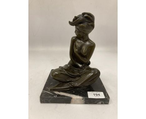 A HEAVY BRONZE FIGURE OF A SEMI NUDE LADY ON A MARBLE BASE, HEIGHT 20CM 