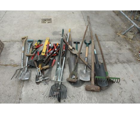 A LARGE ASSORTMENT OF GARDEN TOOLS TO INCLUDE SPADES, SHEARS AND RAKES ETC 