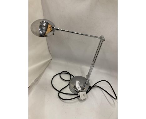 AN ESTILUZ ICONS M-1137, CHROME TABLE LAMP WITH ARTICULATED ARM AND HEAD, DESIGNED BY LEONARDO MARELLI 
