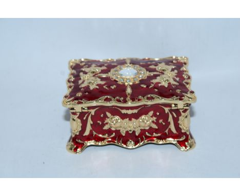 A RED AND GOLD ENAMEL JEWELLERY BOX 
