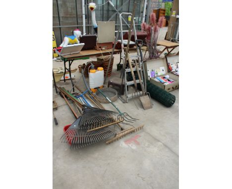 A LARGE ASSORTMENT OF GARDEN TOOLS TO INCLUDE A STEP LADDER, RAKES AND NETTING ETC 