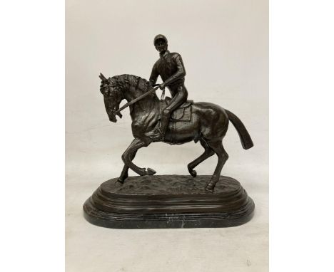 A LARGE BRONZE LATE 19TH CENTURY HORSE AND JOCKEY SCULPTURE ON A MARBLE PLINTH SIGNED PIERRE JULES MENE - APPROX 46.5 CM INCL