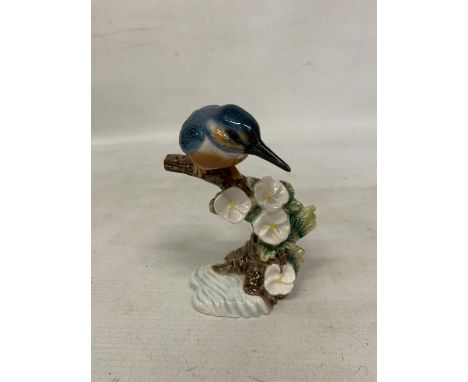 A BESWICK MODEL OF A KINGFISHER ON A BRANCH 