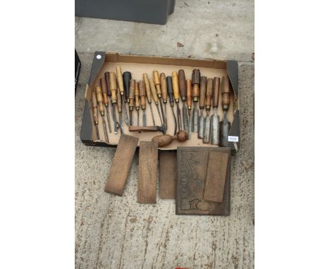 AN ASSORTMENT OF VINTAGE WOOD CARVING CHISELS AND TOOLS 