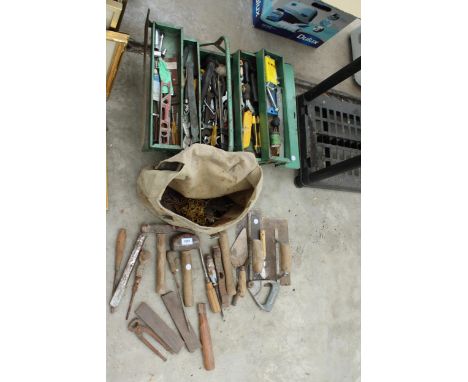 AN ASSORTMENT OF TOOLS TO INCLUDE TROWELS, HAMMERS AND SCREW DRIVERS ETC 