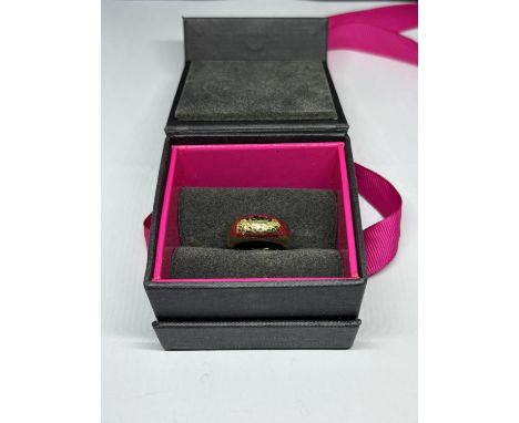 A MARKED SILVER GILT RING SIZE K IN A PRESENTATION BOX 