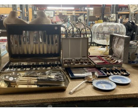 A LARGE QUANTITY OF VINTAGE FLATWARE, MOSTLY BOXED PLUS TWO PIECES OF WEDGWOOD JASPERWARE 