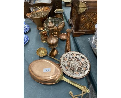 A QUANTITY OF COPPER AND BRASS ITEMS TO INCLUDE A ROSE BOWL, PLANTER, TANKARD, SKILLET PAN, ETC., 