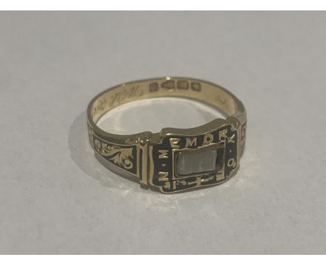 A HALLMARKED CHESTER 18 CARAT GOLD AND ENAMEL VICTORIAN MOURNING RING, SIZE V, WEIGHT 4.6 GRAMS, INSCRIBED "GEORGE BULLOCK DI