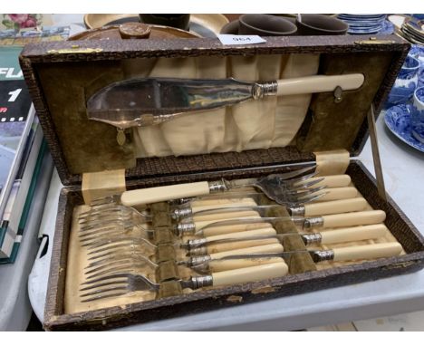 A VINTAGE CAKE KNIFE AND FORKSERVING SET IN A CASE 