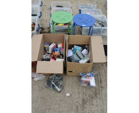 AN ASSORTMENT OF ELECTRICAL HARDWARE TO INCLUDE SWITCH BOXES AND LIGHT BULBS ETC 