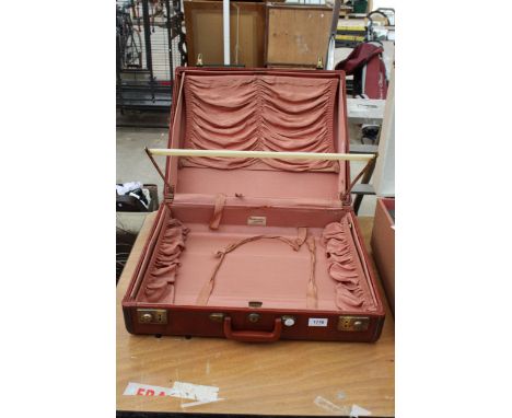 A VINTAGE SAMSONITE LUGGAGE LEATHER TRAVEL CASE 