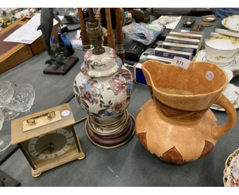 A MIXED LOT TO INCLUDE A LARGE STUDIO POTTERY JUG, A TABLE LAMP WITH FLORAL DECORATION AND AN ACCTIM MANTLE CLOCK 
