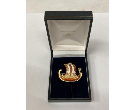 A MARKED 925 S STERLING NORWAY, SILVER GILT AND ENAMEL BROOCH OF A VIKING SHIP, IN A PRESENTATION BOX 