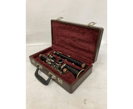 A VINTAGE GRASSI IDA MARIA CLARINET IN CASE 