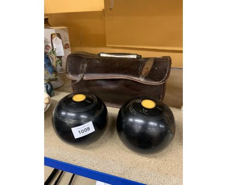 A PAIR OF VINTAGE 'GREENMASTER' BOWLS IN A LEATHER CASE 