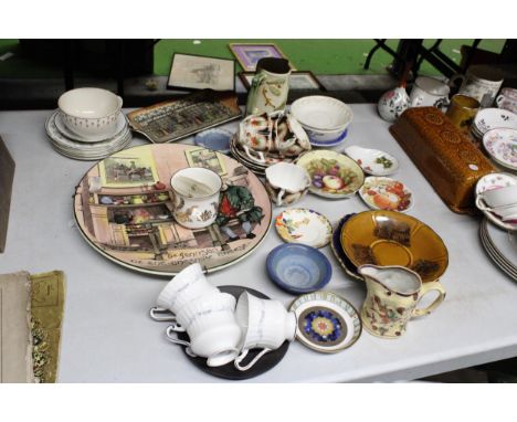 A MIXED LOT OF COLLECTABLES TO INCLUDE A LARGE ROYAL DOULTON CHARGER PLATE OF "THE CHESHIRE CHEESE", HELBA CHINA CUPS AND SAU