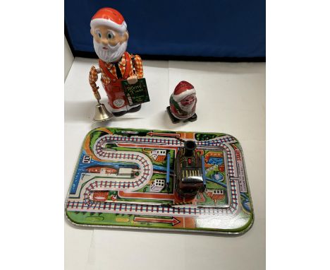 A COLLECTION OF VINTAGE TIN PLATE TOYS TO INCLUDE A TRAIN ON TRACK, TWO SANTAS PLUS A LITTLE DRUMMING SOLDIER 