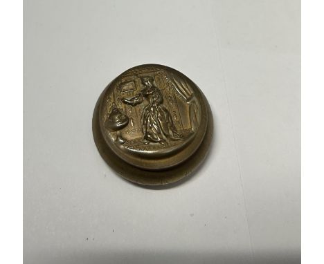 AN ANTIQUE BRASS PILL/SNUFF BOX 