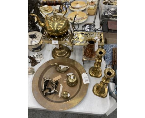 A COLLECTION OF VINTAGE BRASSWARE TO INCLUDE A MEDIEVAL STYLE CHARGER - WEIGHT 1.4 KG, A LARGE VICTORIAN BRASS TRIVET PEDESTA