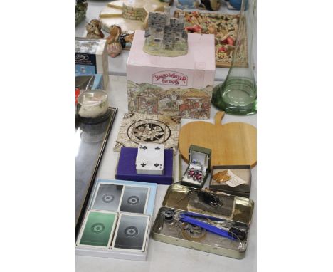 A MIXED LOT OF COLLECTABLES TO INCLUDE A BOXED REAL MAPLE LEAF BROOCH FROM CANADIAN WOODS, TWO VINTAGE BOXED PLAYING CARDS, A