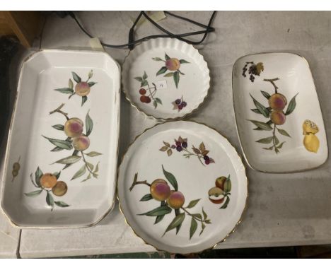 FOUR PIECES OF ROYAL WORCESTER 'EVESHAM' OVEN TO TABLE WARE TO INCLUDE, FLAN DISHES AND SERVING DISHES 