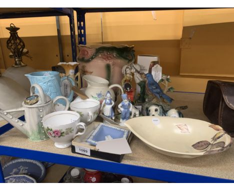 A QUANTITY OF CERAMICS TO INCLUDE A SPODE 'VELAMOUR' JUG, FIGURES, CUPS, A WADE ART DECO BRAMBLE DESIGN JUG, ART DECO PEACH B
