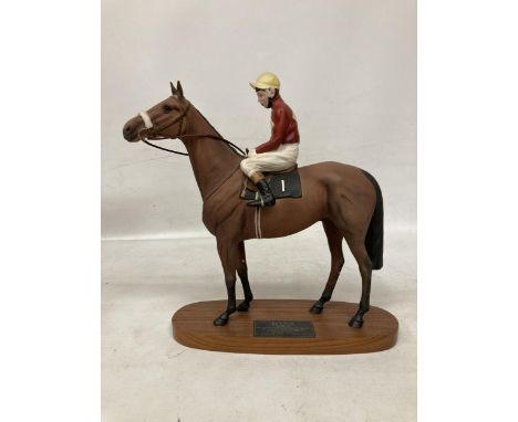 A CONNOISSEUR MODEL BY BESWICK OF RED RUM BRIAN FLETCHER UP ON A WOODEN PLINTH 