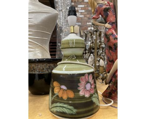 AN IDEN POTTERY, HAND PAINTED RETRO TABLE LAMP 