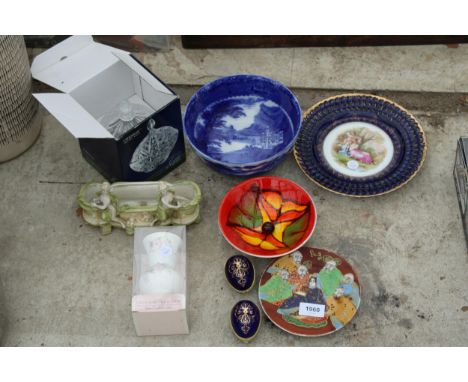 AN ASSORTMENT OF GLASS AND CERAMICS TO INCLUDE A POOLE POTTERY BOWL AND A CRYSTAL LIDDED BOWL ETC 