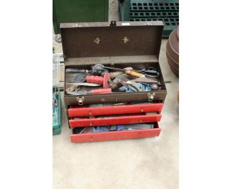 A METAL TOOL BOX TO INCLUDE AN ASSORTMENT OF TOOLS TO INCLUDE A WHITMORE WOOD PLANE, A BRACE DRILL AND CHISELS ETC 