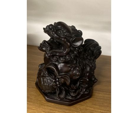 A MODEL OF AN ORIENTAL FOO DOG, HEIGHT 10CM 