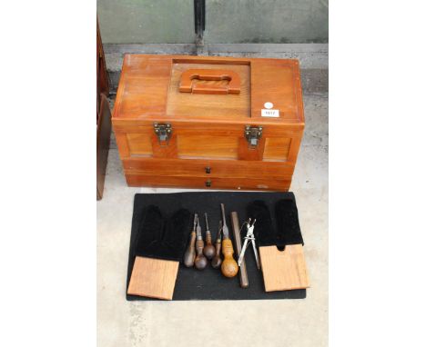 A TEAK DAC GUNMASTER GUN CLEANING CABINET WITH AS NEW GUN CLEANING KIT AND FURTHUR VINTAGE TOOLS 