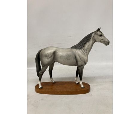 A BESWICK CONNOISSEUR MATT DAPPLE GREY MODEL OF A HORSE ON WOODEN PLINTH "HUNTER" 