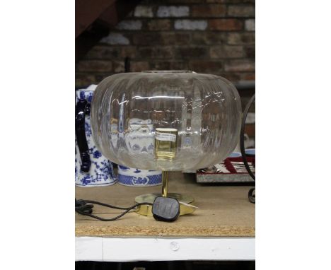 A TABLE LAMP WITH A GILT STEM AND A LARGE BULBOUS GLASS SHADE, HEIGHT APPR0X 29CM 