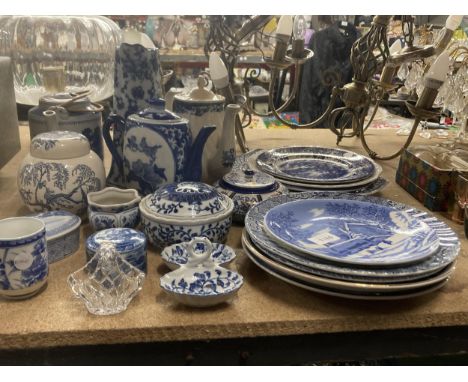 A LARGE COLLECTION OF BLUE AND WHITE CERAMICS TO INCLUDE MASON'S AND A SPODE BLUE ROOM PLATE, PLUS TEAPOTS, A LARGE JUG, PLAT
