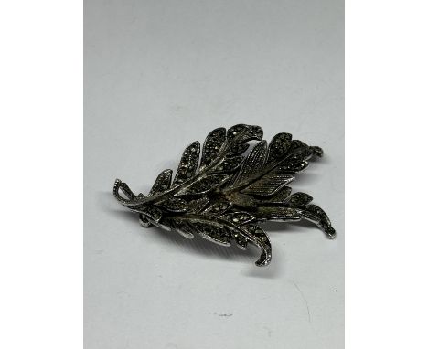 A VINTAGE MARCASITE BROOCH 
