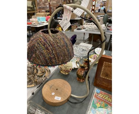 A RETRO LAMP WITH SWAN NECK AND BOUCLE SHADE ON A WOODEN BASE, HEIGHT 56CM 