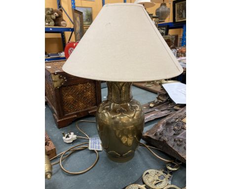A LARGE VINTAGE BRASS TABLETOP LAMP WITH CREAM SHADE - VENDOR STATES IN FULLY WORKING ORDER, NO WARRANTY GIVEN 