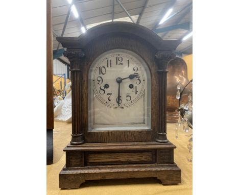 A WOODEN CASED VICTORIAN STYLE MANTLE CLOCK 