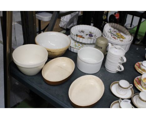 A MIXED LOT OF COLLECTABLE CERAMCIS TO INCLUDE A ROYAL WORCESTER FLAN DISH, A SOPHIE CONRAN PORTMEIRION TEA FOR ONE SET, A MA