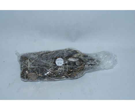 A QUANTITY OF VINTAGE COSTUME JEWELLERY 