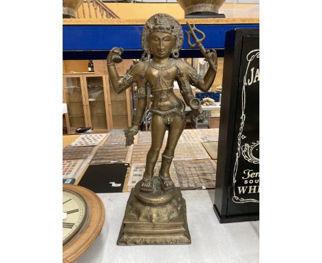 AN ORIENTAL BRONZE BUDDHA - APPROX 68 CM 
