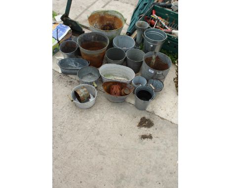 A VINTAGE GALVANISED BUCKET AND VARIOUS METAL PLANTERS 