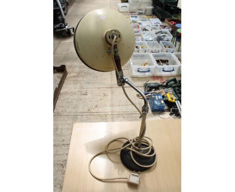 A RETRO INDUSTRIAL STYLE ADJUSTABLE TABLE LAMP 