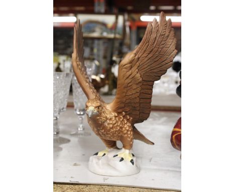 A BESWICK MODEL OF A GOLDEN EAGLE (MATT) 