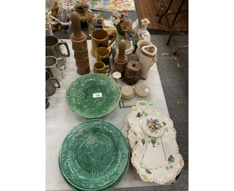 A QUANTITY OF CERAMICS TO INCLUDE 'LEAF' PLATES, FOUR WADE AUTOMOBILE, GRADUATED TANKARDS, A VASE, OIL BOTTLE, ETC 