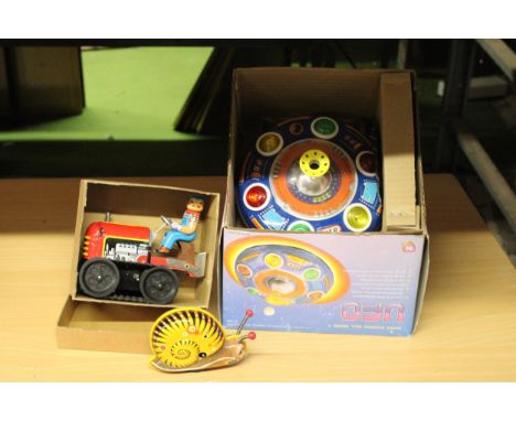 A COLLECTION OF VINTAGE TIN PLATE TOYS TO INCLUDE A SUPER BOWLING BALL SERIES UFO, A SNAIL AND A MAN ON TRACTOR 